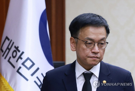 최상목 대통령 권한대행 부총리 겸 기획재정부 장관이 2일 정부서울청사에서 열린 경제관계장관회의에 입장하고 있다. [연합뉴스]